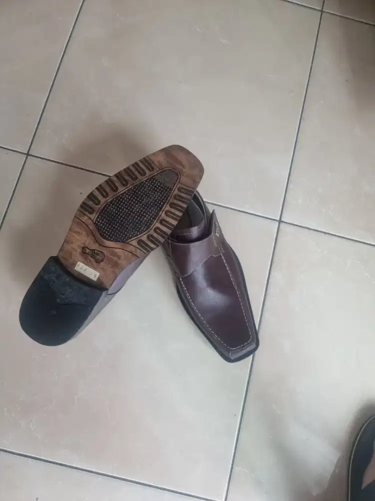 Sepatu kulit baru warna coklat ukuran 39 no brand