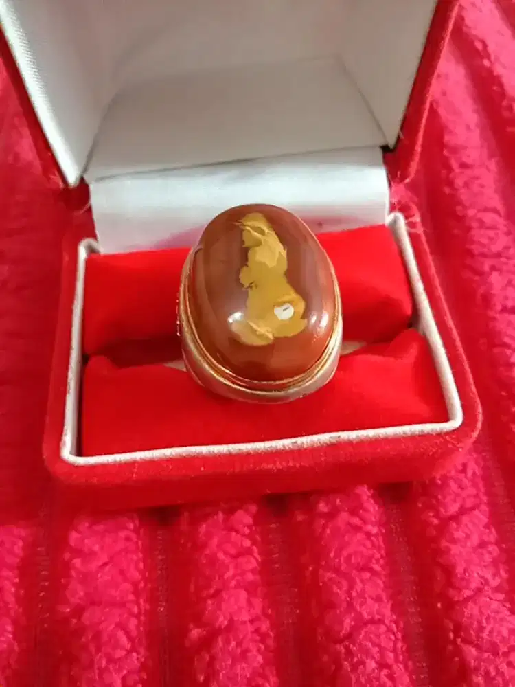 Cincin batu gambar.
