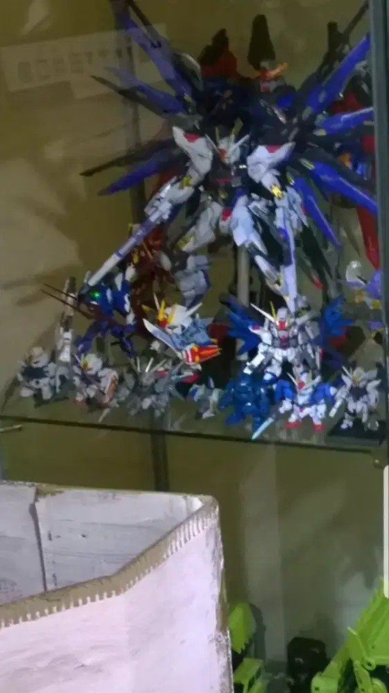 mainan bandai gundam & one piece dvd