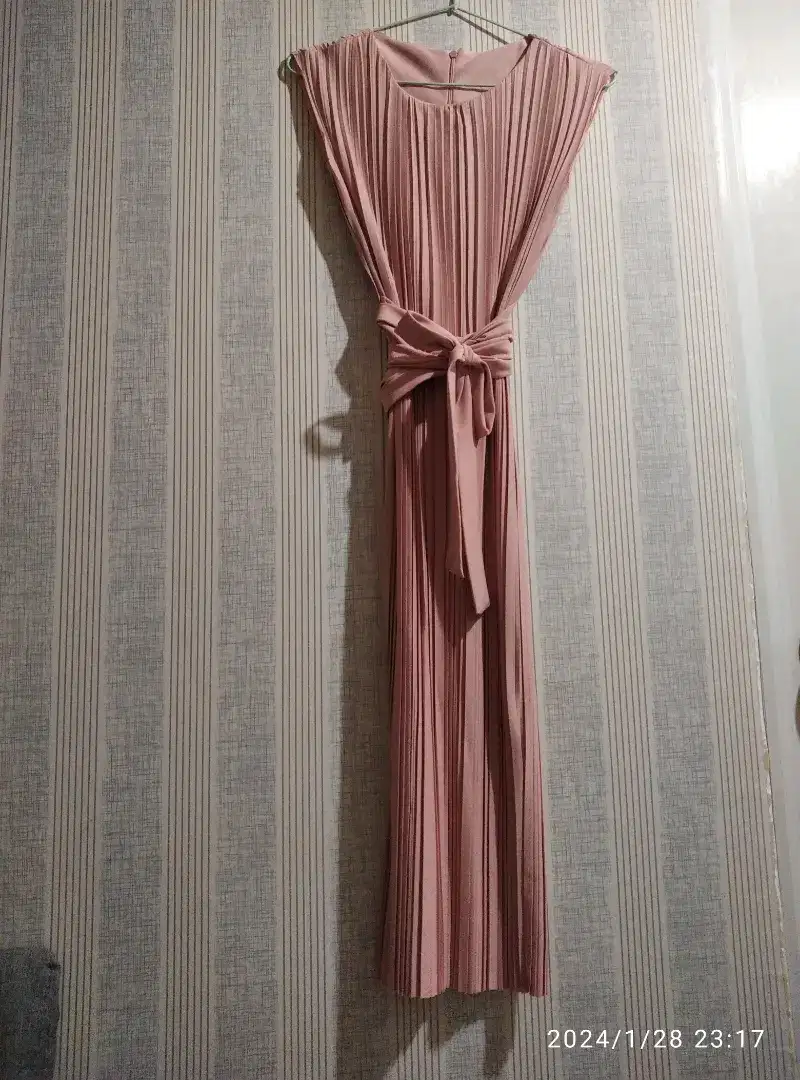 Dress prisked tali pinggang dusty pink