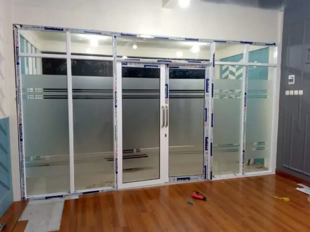 Kusen dan pintu aluminium minimalist
