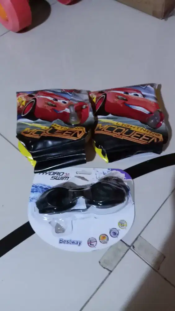 Pelampung tangan dan kacamata dan fin swim