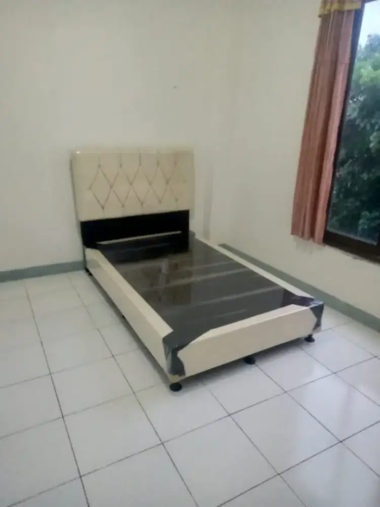 Dipan Divan Ranjang tempat tidur Ukuran 140x200