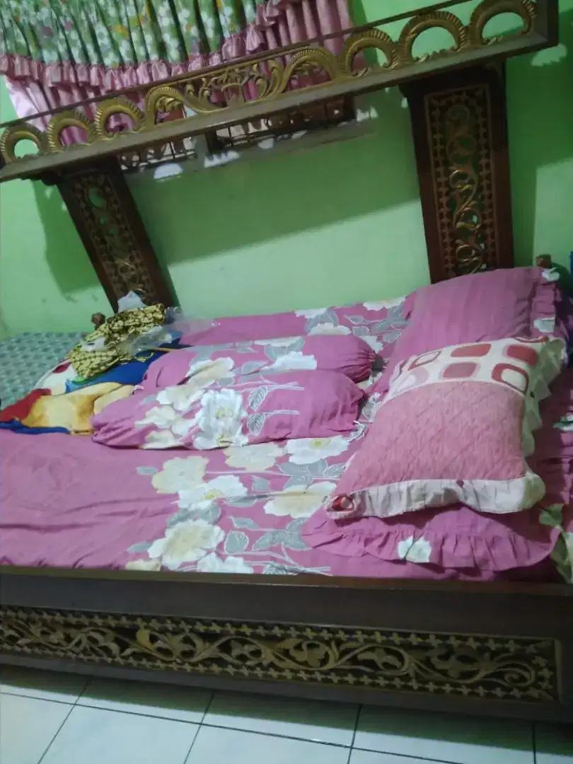 Tempat tidur antik bahan kayu jati