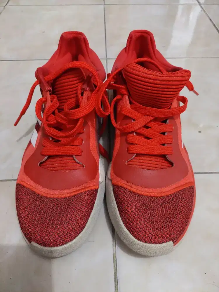 Sepatu adidas merah