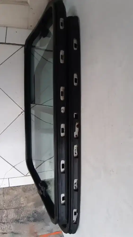 Frame set kaca geser Land Cruiser VX80 original