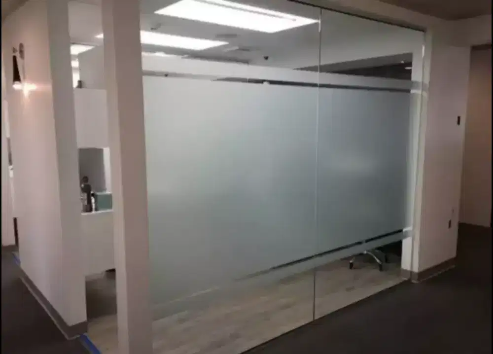 Suasana kantor terasa lebih asri dengan stiker sanblas dan kaca film