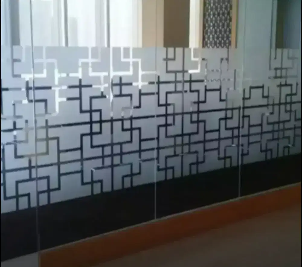 Interior design custom sanblas dan kaca film cocok untuk kantor