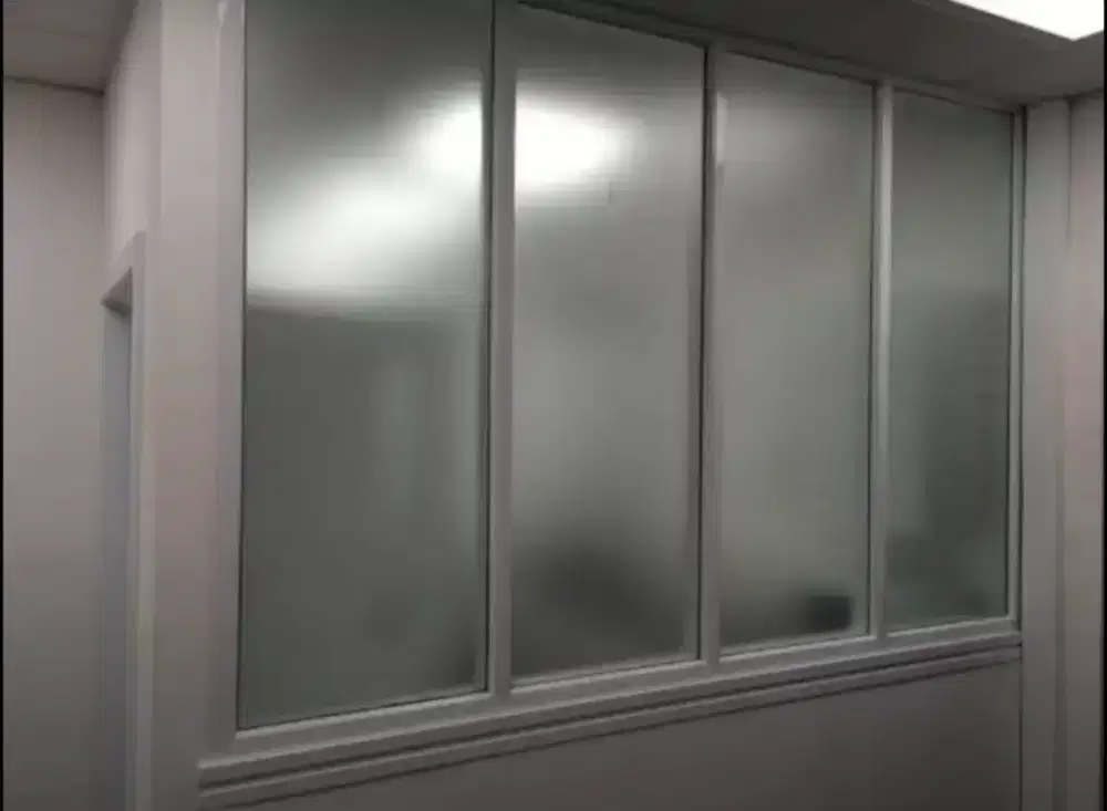 Lindungi kaca ruang kantor dengan stiker sanblas kaca film