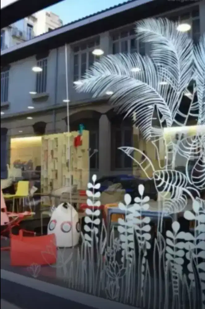 Coba kantor atau tempat usaha pasang stiker cutting terlihat bagus