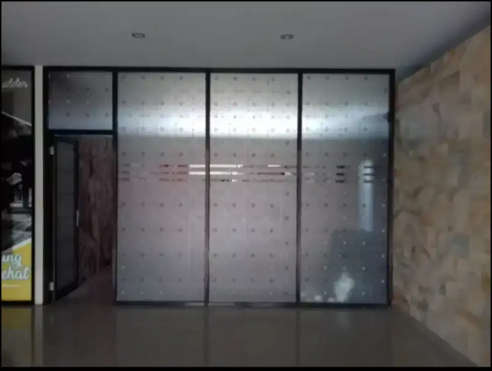 Kaca pembatas kantor pasang stiker sanblas kaca film