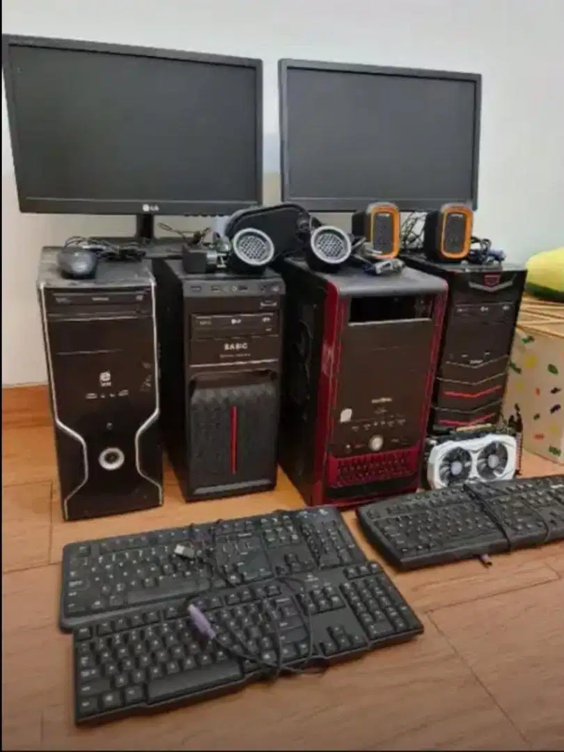 Dijual PC komputer, 4 cpu, 2 layar lcd dan aksesoris