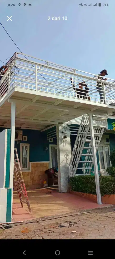 Mezzanine dak balkon penambah ruang usaha dan santai