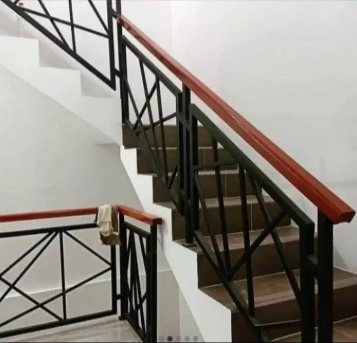 reling balkon costum pegangan kayu