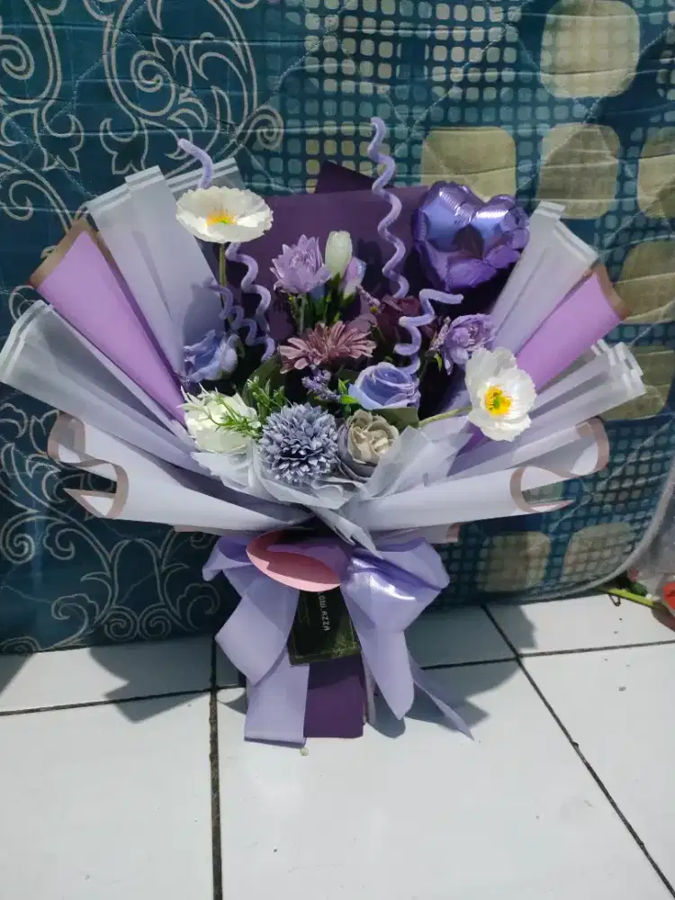 Buket  ungu perayaan anniversary/ wisuda