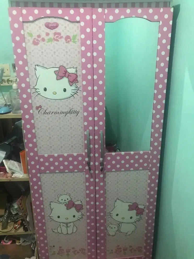 Lemari pakaian gambar hello kitty