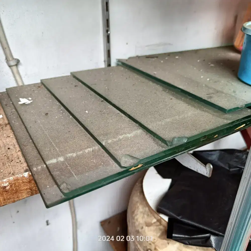 Kaca etalase toko bekas, lokasi komplek pelni depok