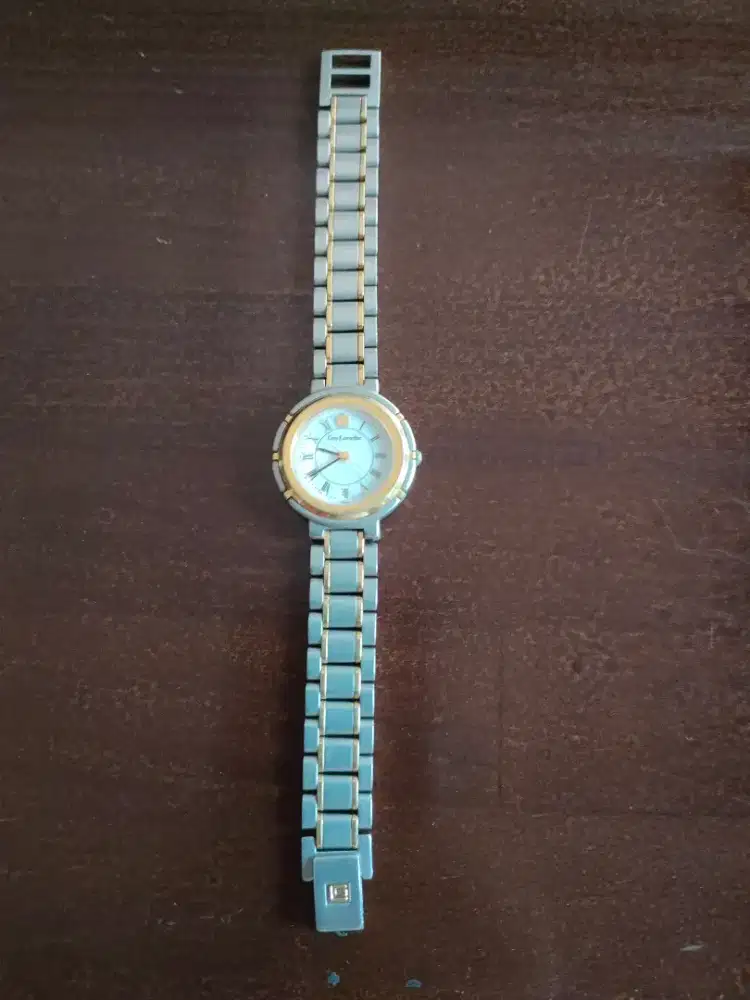 Jam tangan wanita Guy Laroche