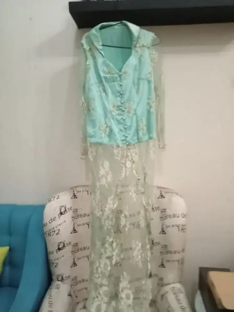 Kebaya cantik bagian belakang lebih panjang