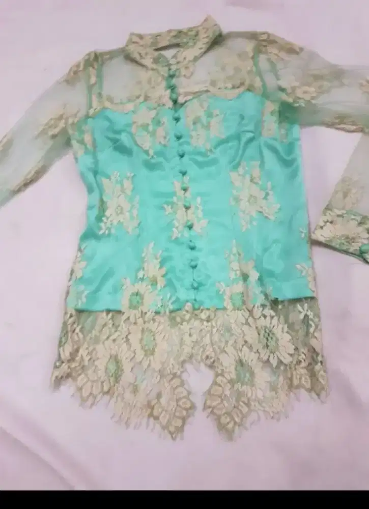 Kebaya cantik  bisa buat wisuda atau akad kondisi bagus harga bs nego
