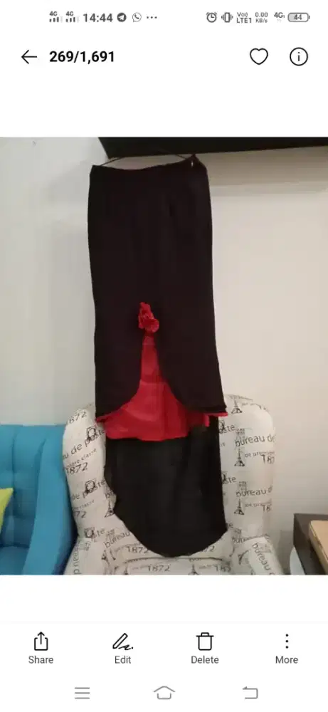 Rok wanita cantik , bagian belakang lebih panjang , terlihat anggun