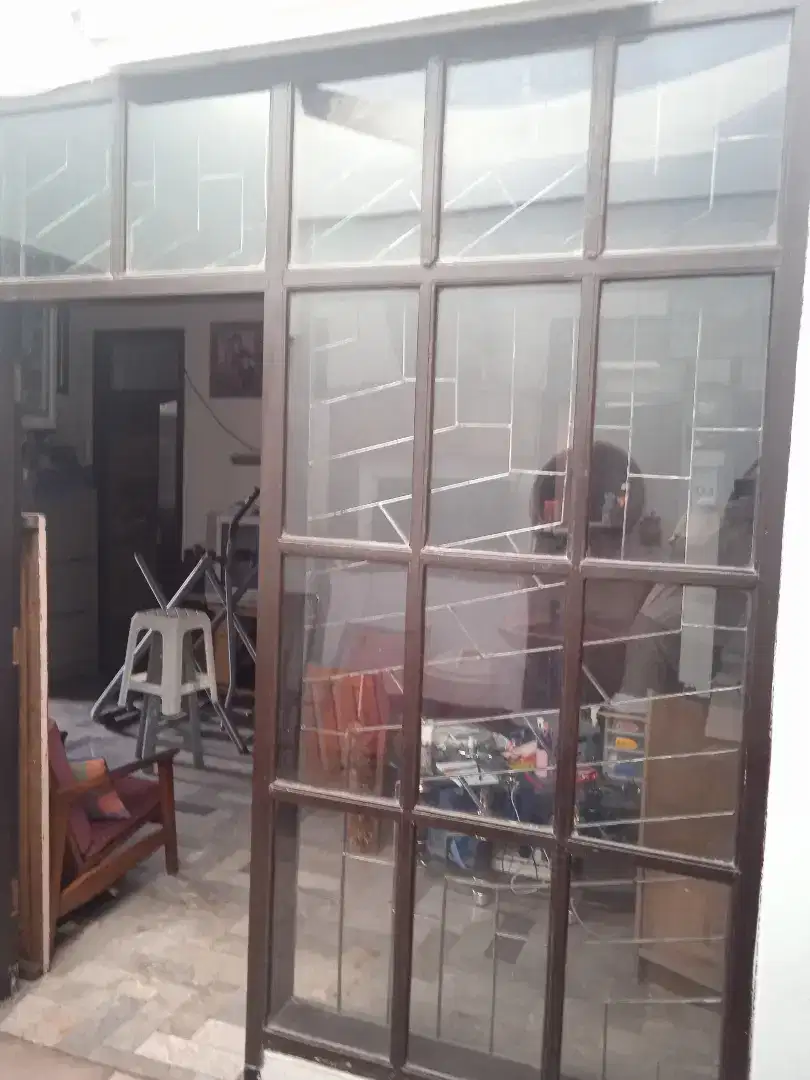 Sekat Ruangan  Partisi Kaca Permanen dengan Kusen Pintu Kayu + Teralis