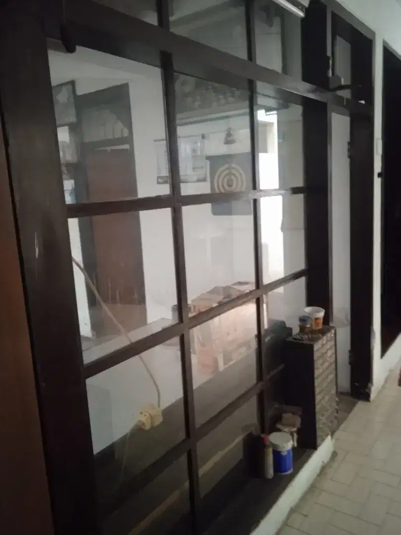 Sekat Antar Ruang Partisi Kaca Permanen dengan Kusen Pintu Kayu Solid
