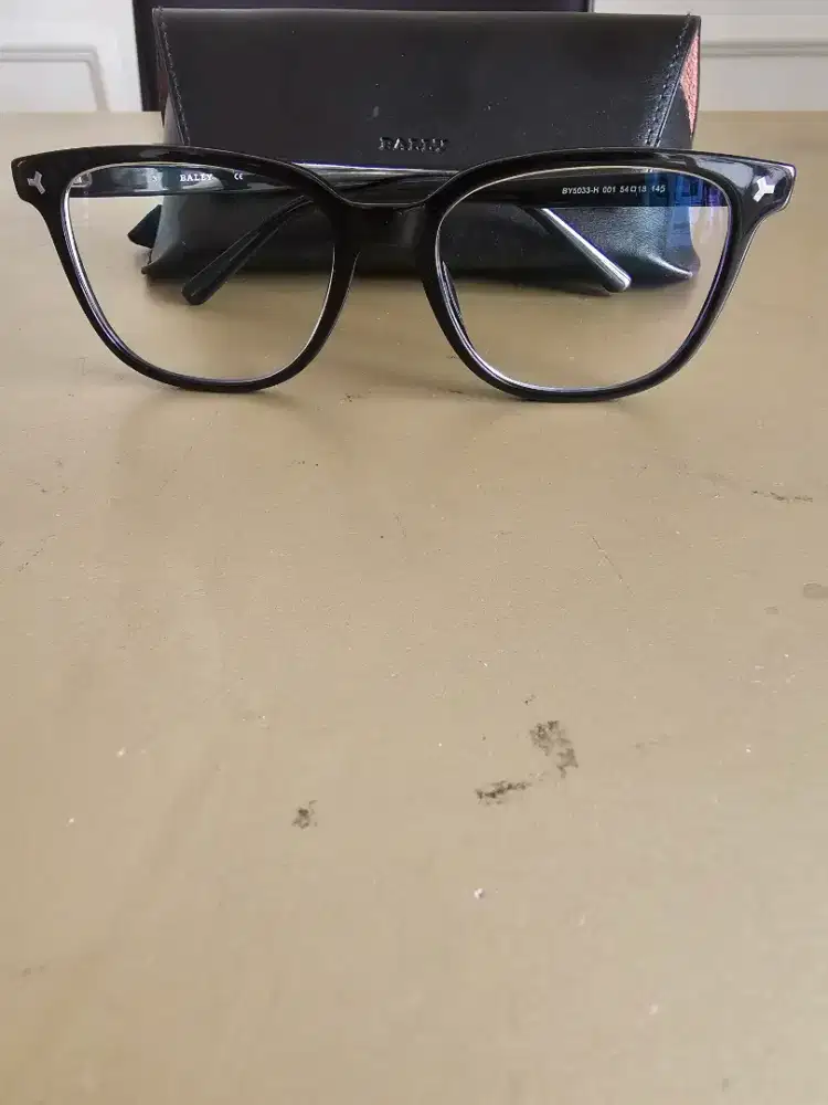 Kacamata Bally kondisi seperti baru