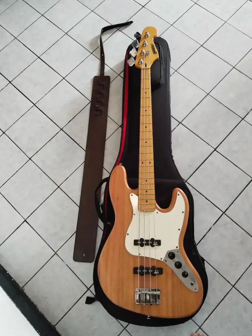 Bass hardee. bonus  tas case dan tali selendang. Pemakaianapik