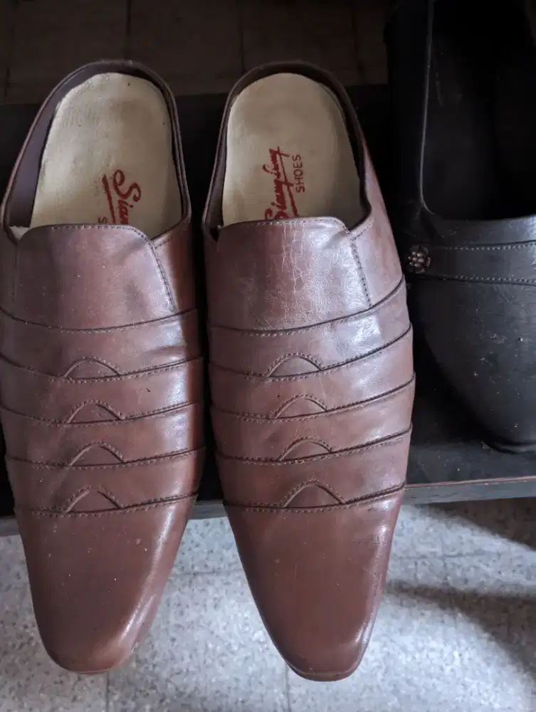 Sepatu sandal selop dari kulit asli.