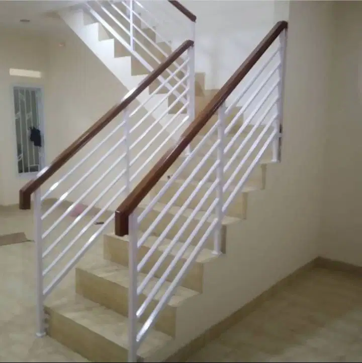 reling cat putih pegangan kayu