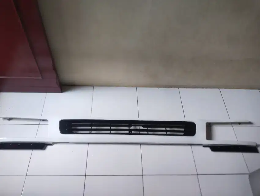 Greil depan Mitsubishi fuso