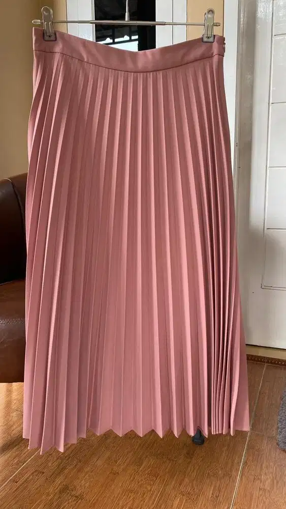 Preloved Rok Plisket brands Stradivarius SZ L (Asli)