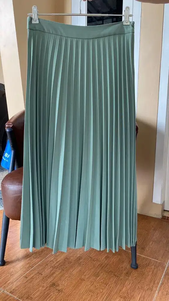 Preloved Rok Plisket brands Stradivarius SZ L (Asli)