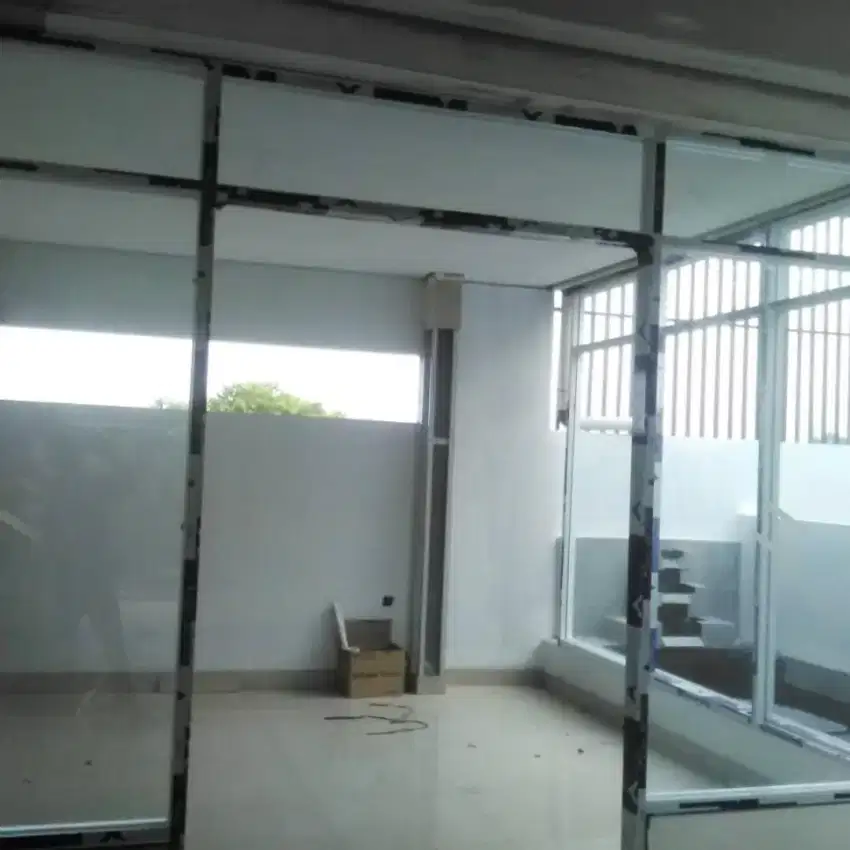 Pintu kaca sekat kantor