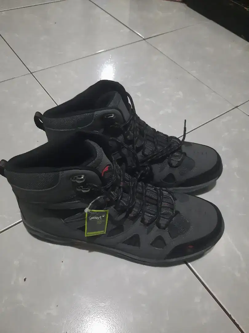 Sepatu outdor gunung size besar