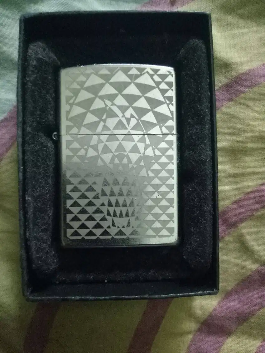 Zippo Triangle version original mulus jarang pake eks hadiah like new