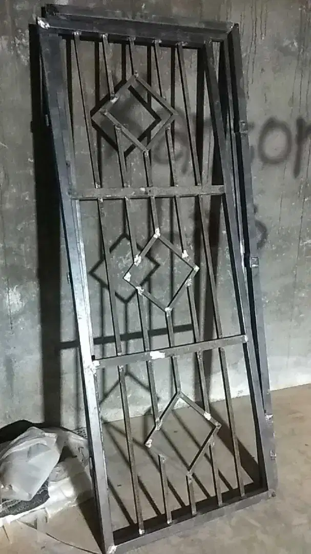 Pintu pengaman dan kasa nyamuk