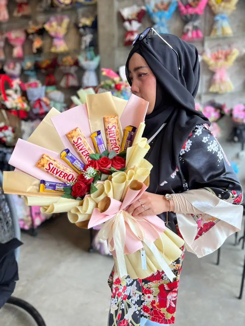 Bouquet Buket Bucket Bunga Coklat Kado Hadiah Ultah Anniversary Wisuda