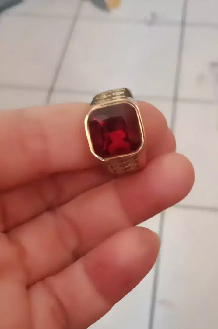 Cincin batu permata merah