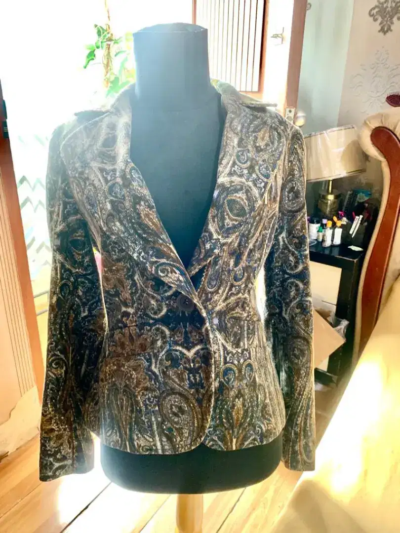 Jual blazer perempuan , size medium, made in Spain, harga bisa nego