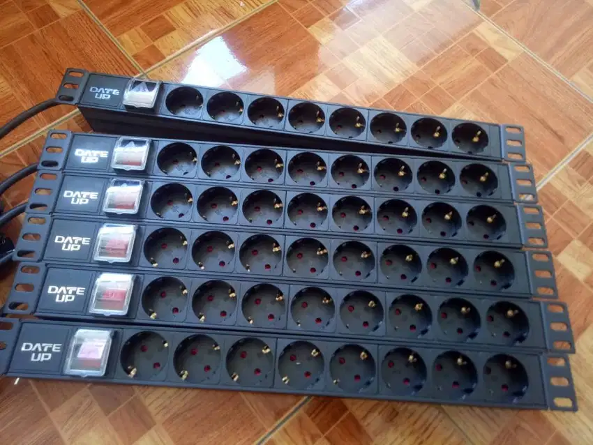 PDU power distribution Unit 8 Lubang