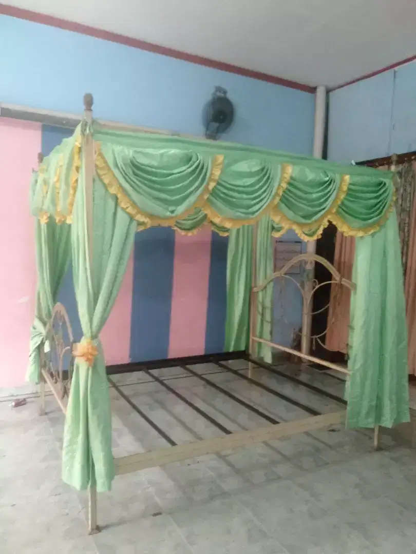 Tempat tidur Antik dari Besi jenis Retak Seribu