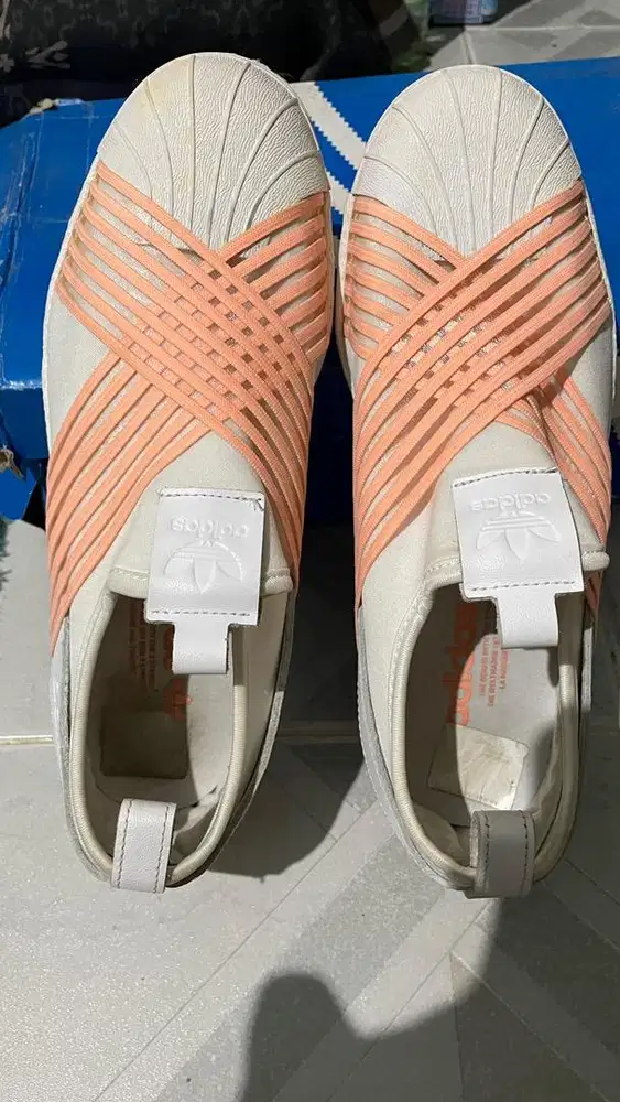 Sepatu superstar slip