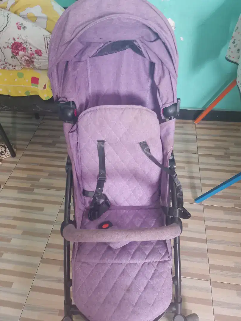 Stoller bayi warna ungu