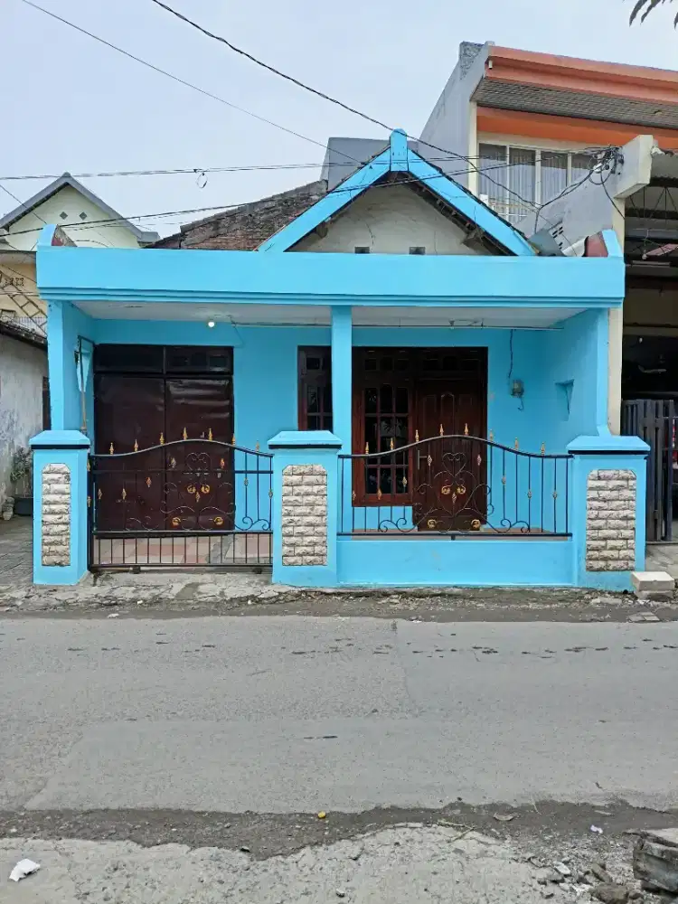 Di Sewakan Rumah depan jalan Raya Waru