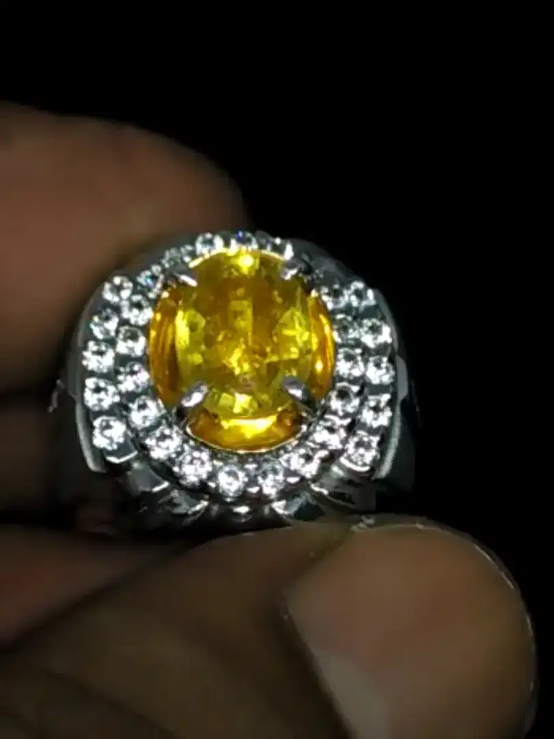 NATURAL YELLOW SAFIR.