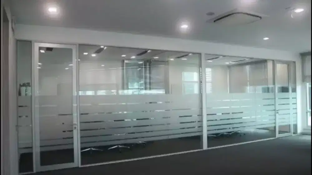 Stiker sanblas banyak motif dan kaca film pelengkap interior kantor
