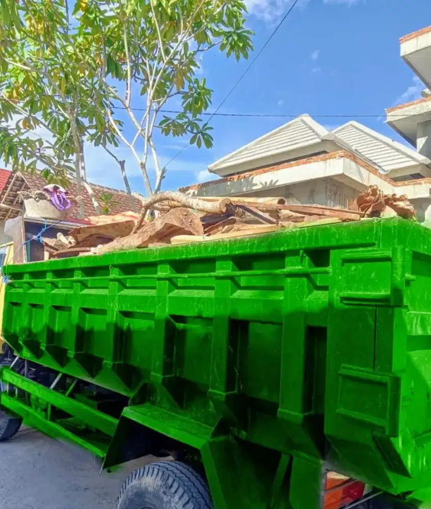 Puing uruk urug ranting pohon sampah proyek