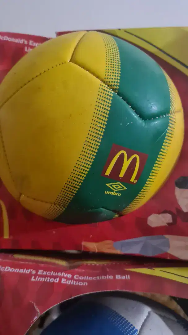 Happy meal mcdonalds mainan bola real madrid, oakley